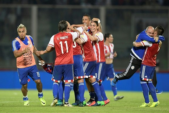 Paraguay's players celebrate the 0-1 team victory against Argentina at the end of their Russia 2018 World Cup football qualifier match in Cordoba, Argentina, on October 11, 2016. / AFP PHOTO / Juan Mabromata