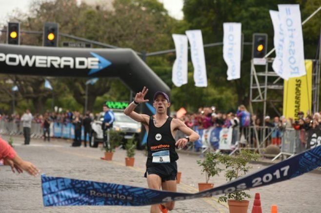 Atletismo: NICOLÁS TERNAVASIO Y BELÉN IARDINO SE ADJUDICARON EL MARATÓN DE ROSARIO