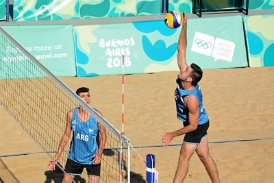 YOG BA 2018: LOS CHICOS DE BEACH VOLEY GANARON Y PASARON DE RONDA