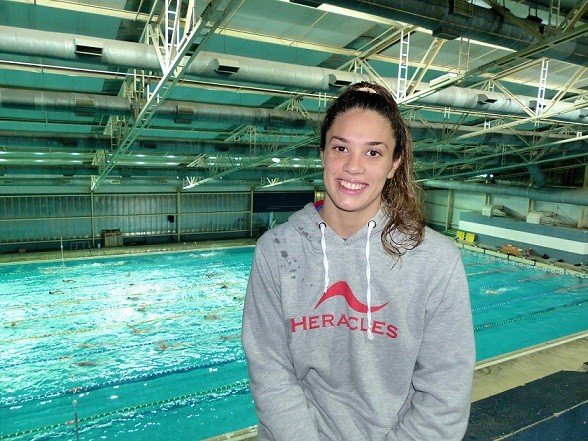 Sección: "CONOCIENDO A ... MACARENA CEBALLOS - NATACIÓN"