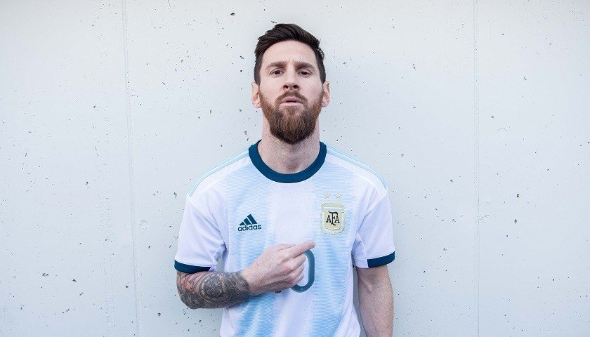 Fútbol: ASÍ LUCIRÁ LA NUEVA CAMISETA ALBICELESTE