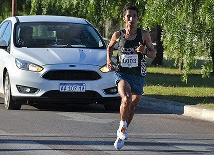 Maratón: EL COLOMBIANO JOHN DEIVIS TELLO Y LA ARGENTINA ANDREA CHANGAZZO SE IMPUSIERON EN PAMPA TRAVIESA