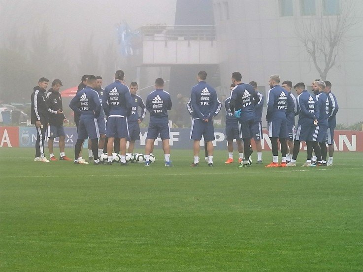 Fútbol: LA SELECCION ARGENTINA SE ENTRENO BAJO UNA INTENSA NIEBLA