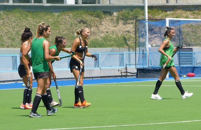 Hockey césped femenino: AGUSTINA ALBERTARIO, JOSEFINA RUBENACKER Y CONSTANZA CERUNDOLO LUEGO DEL ENTRENAMIENTO MATUTINO