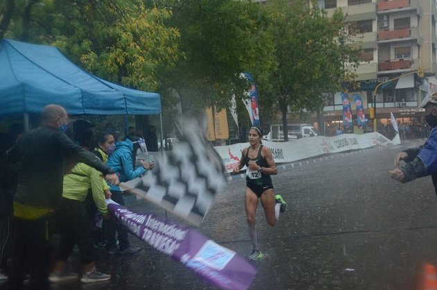 Atletismo: MIGUEL BÁRZOLA Y DAIANA OCAMPO, CAMPEONES DE MARATÓN BAJO UN TEMPORAL