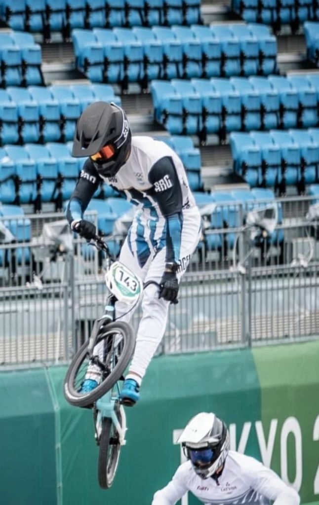 JJOO Tokio 2020: CICLISMO BMX | EXEQUIEL TORRES PEDALEÓ FUERTE Y AVANZÓ A SEMIFINALES
