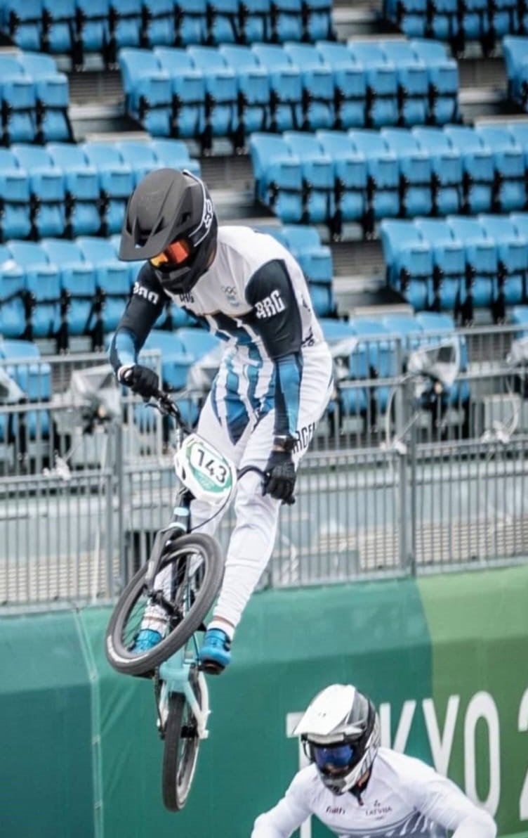 JJOO Tokio 2020: CICLISMO BMX | EXEQUIEL TORRES PEDALEÓ FUERTE Y AVANZÓ A SEMIFINALES