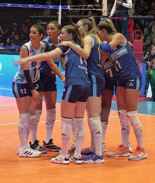 Voley femenino: LAS PANTERAS CERRARON LA GIRA CON UN CATEGÓRICO TRIUNFO FRENTE A PERÚ