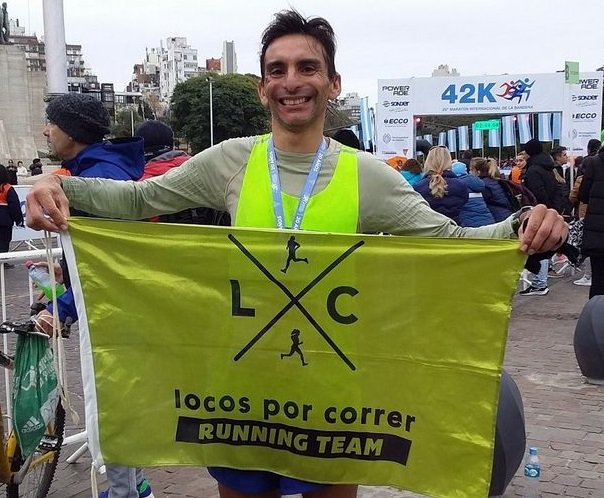 Atletismo: SERGIO HOFFMAN Y PAULA NARVÁEZ GANARON EL MARATÓN DÍA DE LA BANDERA ROSARIO 2022