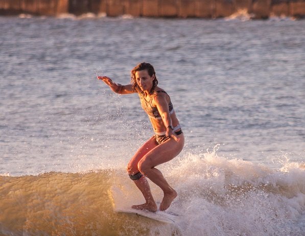 Sección «Con los pies en la tierra ………..»: AGOSTINA PELLIZZARI, PASIÓN POR EL SURF Y BÚSQUEDA DE LA IGUALDAD