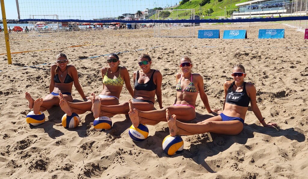 Ana junto a compañeras de entrenamiento, aquí con Belén Enriquez, Maia Najul, Cecilia Peralta y Morena Abdala. 