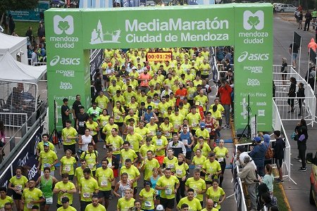 Atletismo: IGNACIO ERARIO Y PAULA NARVÁEZ GANARON MEDIA MARATÓN DE MENDOZA; ELISA ABRACA Y MIGUEL GARRO SE QUEDARON CON LOS 10KM