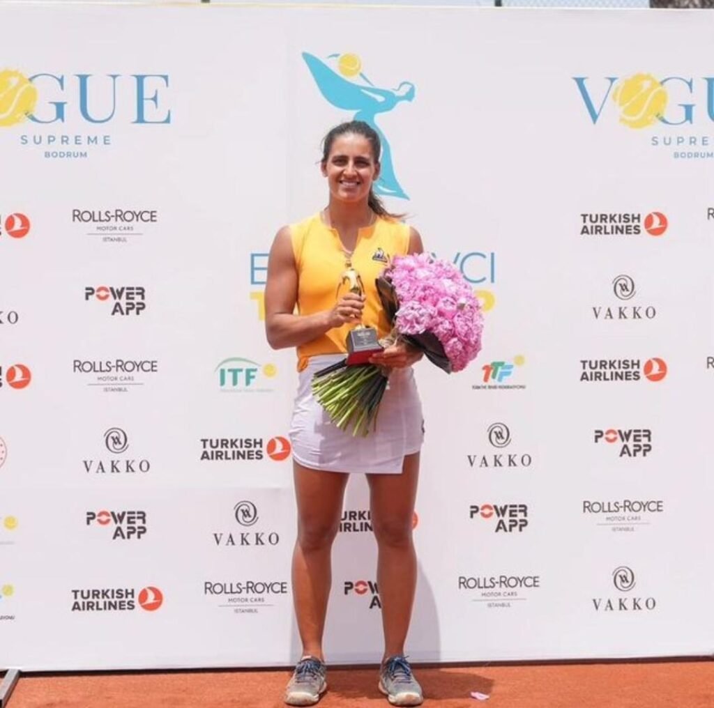 Tenis femenino: LOURDES CARLÉ NUEVAMENTE EN EL PODIO