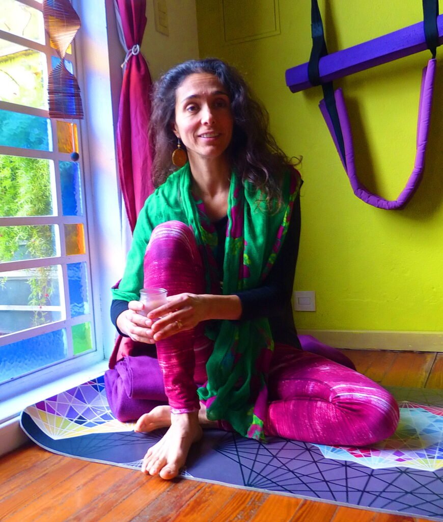 Sección "Con los pies en la tierra .........": FLAVIA MONTEIRO, REENCONTRARSE CON EL YOGA PARA CRECER