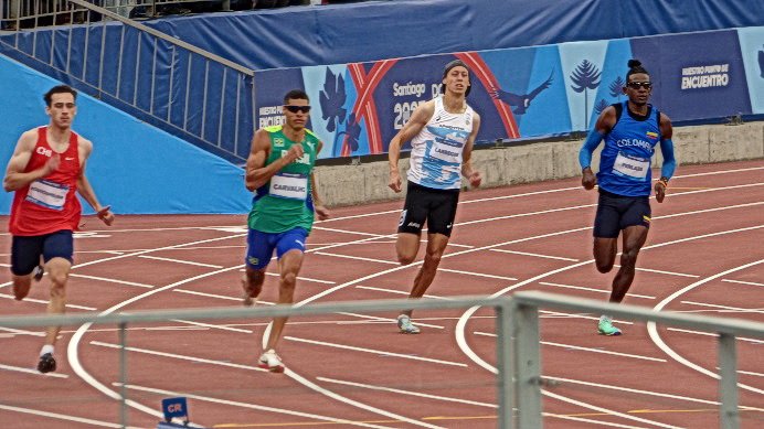 JJPP Santiago 2023: ATLETISMO | COMENZARON LAS PRUEBAS DE PISTA Y ELIÁN LARREGINA PASÓ A LA FINAL DE 400