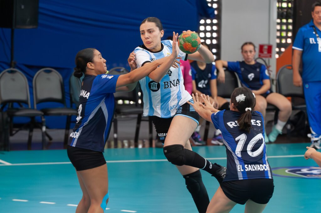 Handball femenina: LA GARRA LE GANÓ A EL SALVADOR EN EL INICIO DEL SUR-CENTRO