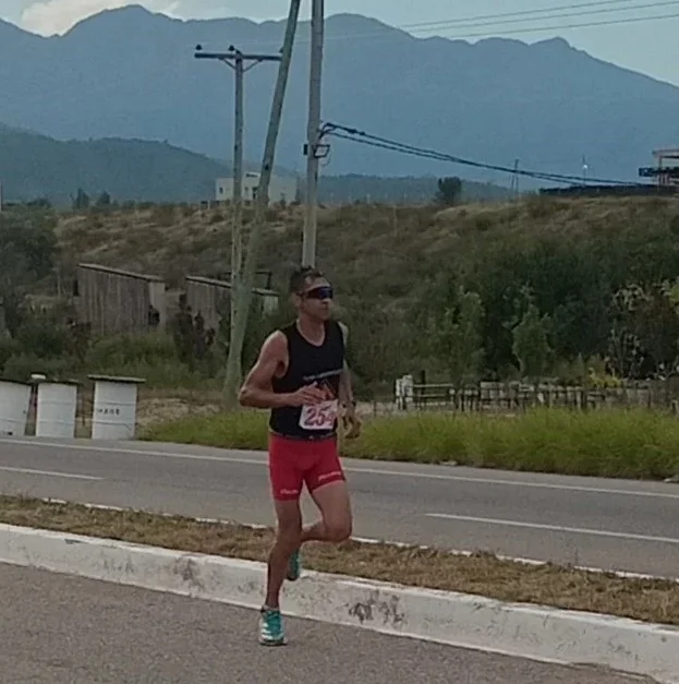 Atletismo: EMANUEL ESPINOZA SE CONSAGRÓ EN LOS 10 KM DE LA RIOJA