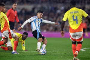 Lee más sobre el artículo Fútbol masculino: ELIMINATORIAS SUDAMERICANAS | ARGENTINA IGUALÓ CON COLOMBIA