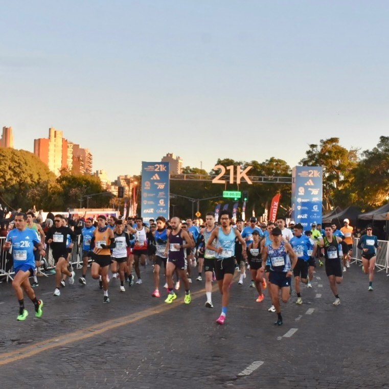 Atletismo: BRUNO ÁLVAREZ Y JHOSELYN CAMARGO GANARON EL MEDIO MARATÓN DE ROSARIO