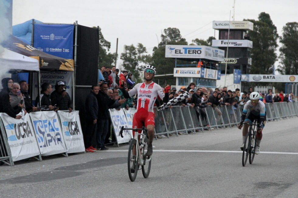 Ciclismo: NICOLÁS TIVANI SE CONSAGRÓ CAMPEÓN ARGENTINO DE RUTA EN CABALLEROS Y ABRIL GARZÓN EN DAMAS