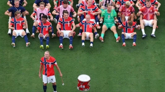 Fútbol masculino: COPA DEL MUNDO | EL "REMO VIKINGO" DE NORUEGA FUE SENSACIÓN ENTRE LAS HINCHADAS EN LOS PARTIDOS