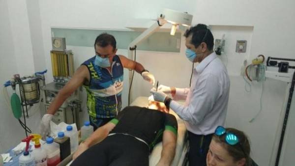 Triatlón: ES ATLETA Y CIRUJANO, Y LE RECONSTRUYO LA CARA A UN RIVAL EN PLENA CARRERA