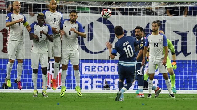 Estados-Unidos-vs-Argentina-1583-Tiro-libre-Messi_redimensionar