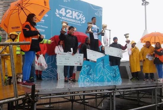Atletismo: DARÍO RÍOS Y MARÍA LUJÁN URRUTIA, CAMPEONES DE MARATÓN DE ROSARIO