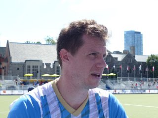 Hockey sobre Césped: EL JUGADOR LUCAS ROSSI Y EL ENTRENADOR CARLOS RETEGUI FRENTE A LAS SEMIFINALES
