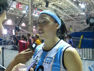 Voley: LAS JUGADORAS SOSA, CASTIGLIONE, FERNÁNDEZ, NIZETICH, RIZZO Y EL ENTRENADOR ORDUNA