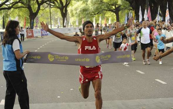 Atletismo: ULISES SANGUINETTI Y KARINA NEIPÁN, CAMPEONES DE MARATÓN