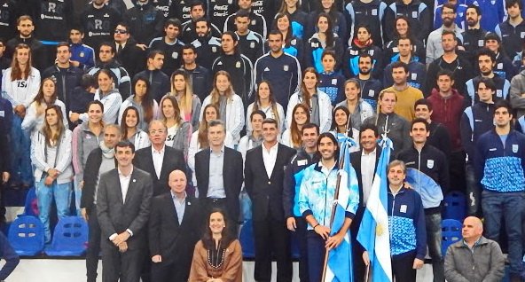 Juegos Olímpicos de Río 2016: EL PRESIDENTE MACRI ENTREGÓ LA BANDERA NACIONAL A LUIS SCOLA Y GUSTAVO FERNÁNDEZ, ABANDERADOS DE LA DELEGACIÓN NACIONAL