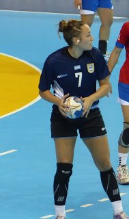 Handball: ROCÍO CAMPIGLI, VALERIA BIANCHI, ELKE KARSTEN, MACARENA GANDULFO, LUCIANA MENDOZA, VICTORIA CRIVELLI Y EL ENTRENADOR EDUARDO PERUCHENA, FELICES POR LA CLASIFICACIÓN A LOS JUEGOS OLÍMPICOS